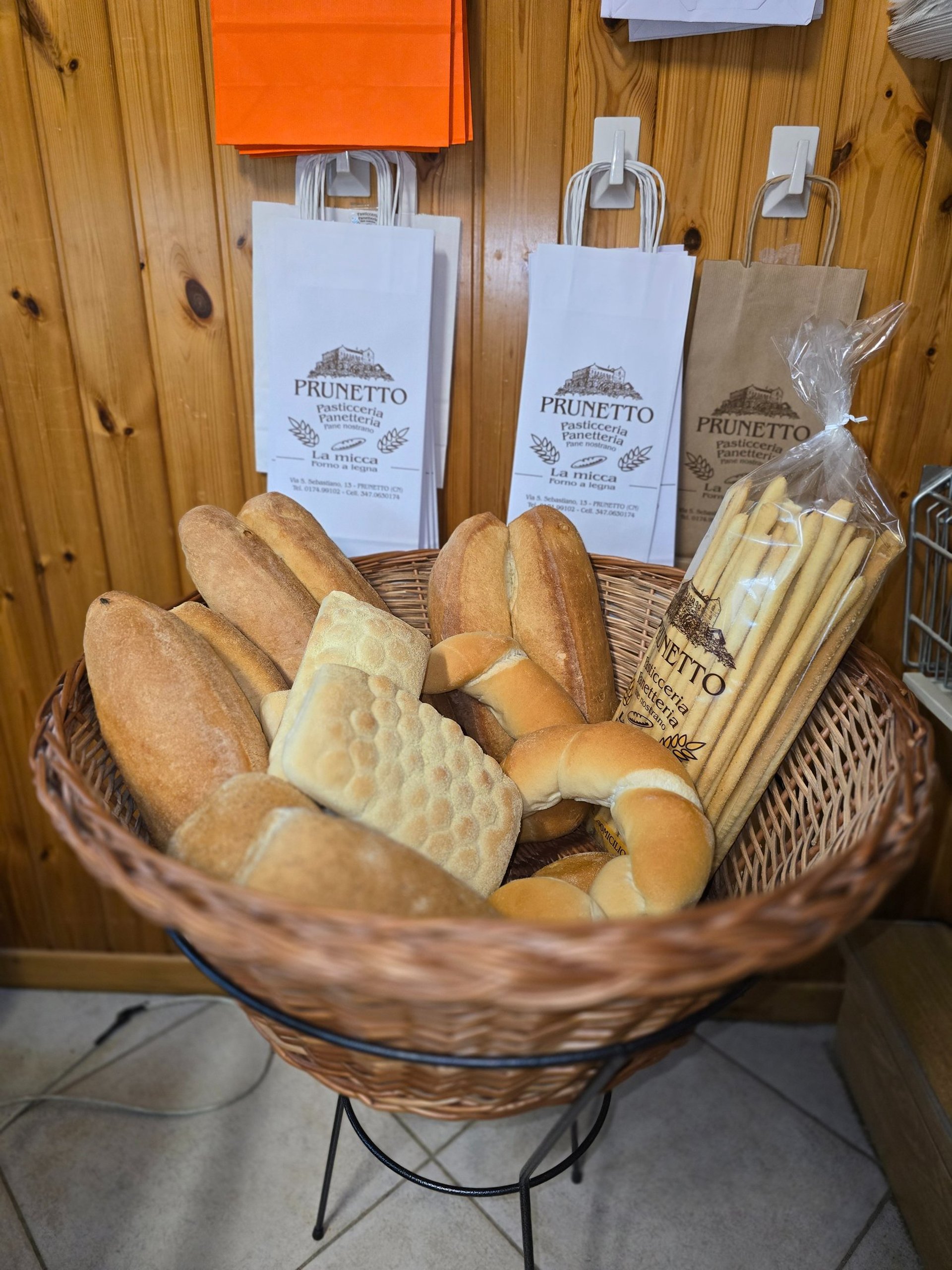 Cesto di pane e grissini artigianali Panetteria La Micca Prunetto